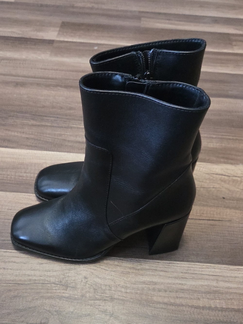 Tahari Black Leather Booties Size 7.5